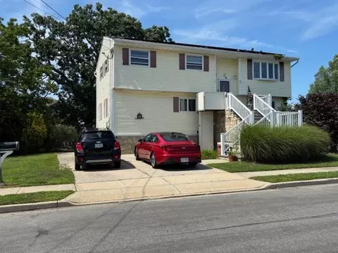 68 Knoll St, Lindenhurst, NY 11757