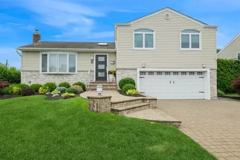 17 Keswick Ln, Plainview, NY 11803
