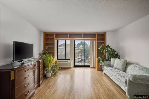 25-40 Shore Blvd #2E, New York, NY 11102