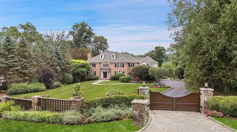 8 Ridgeview Cir, North Castle, NY 10504