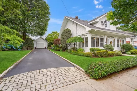101 Norwood Ave, Malverne, NY 11565