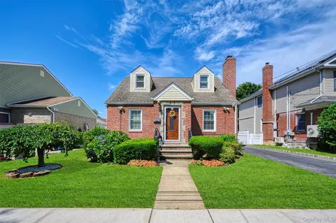 31 Pilgrim St, North Hempstead, NY 11040