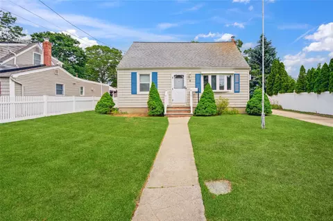 6 Vermont St, Lindenhurst, NY 11757