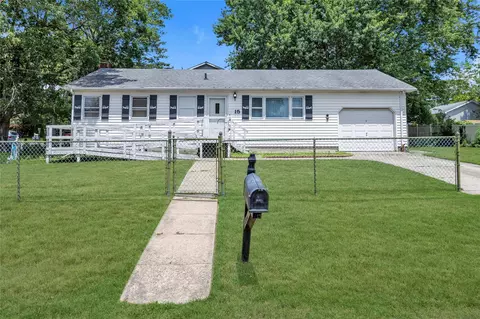 15 Pinelawn Ave, Farmingville, NY 11738