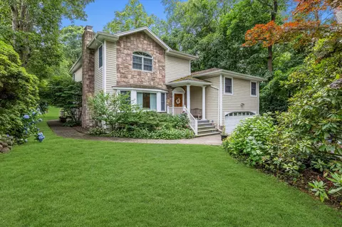 9 Endicott Dr, Huntington, NY 11743