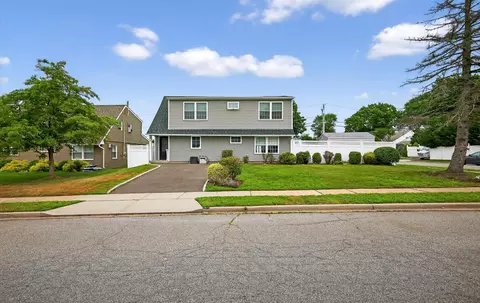 7 Fiddler Ln, Levittown, NY 11756