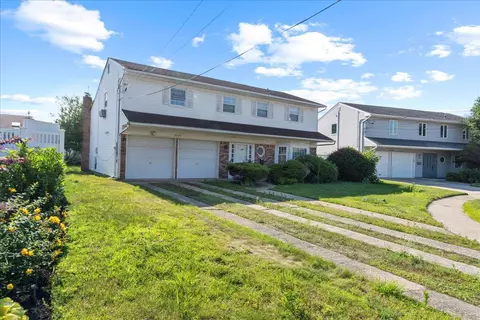 3944 Bea Ct, Oceanside, NY 11572