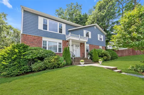 20 Alex Ln, Glen Cove, NY 11542