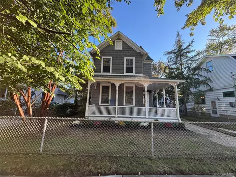 92 Walnut St, Lynbrook, NY 11563