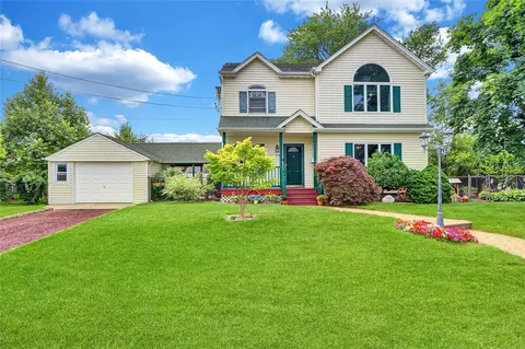 150 Tremont Rd, Lindenhurst, NY 11757