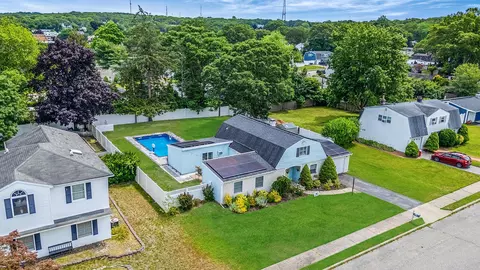 15 Carnegie Dr, Farmingville, NY 11738