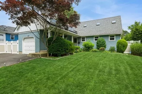 108 Lake Dr, Copiague, NY 11726