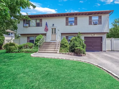 26 S Shore Ct, Islip, NY 11751