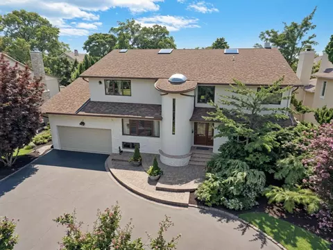 2000 Lake End Rd, Merrick, NY 11566