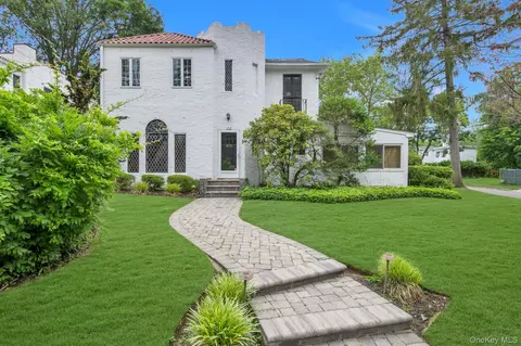 142 Baker Hill Rd, North Hempstead, NY 11023