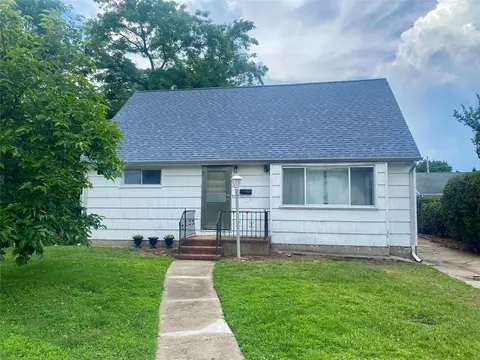20 Howard St, Hicksville, NY 11801