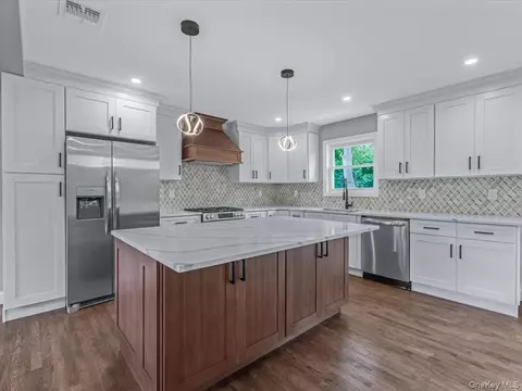 25 Riverdale Ave, Oakdale, NY 11769
