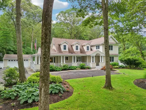 23 Alpine Way, Huntington Station, NY 11746