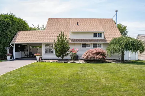 112 Twin Ln N, Wantagh, NY 11793