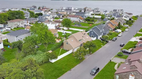 810 Anthony Dr, Lindenhurst, NY 11757