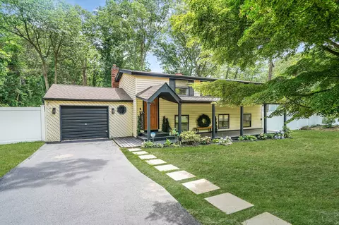 15 Woodchuck Ln, Setauket, NY 11733