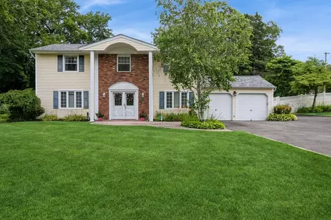 30 Dale Ln, Hauppauge, NY 11788