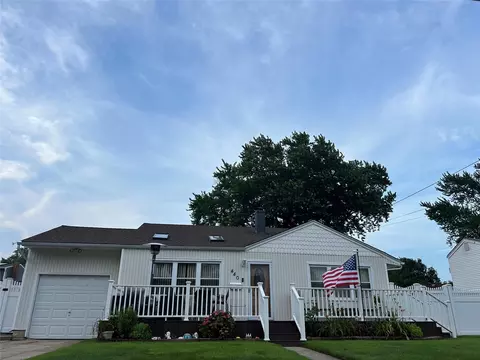 440 N Monroe Ave, Lindenhurst, NY 11757