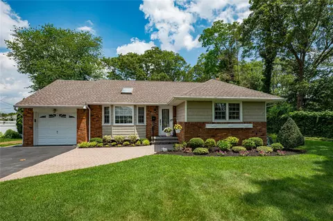 24 Thistle Ln, Kings Park, NY 11754
