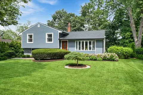4 Highview Dr, Greenburgh, NY 10583