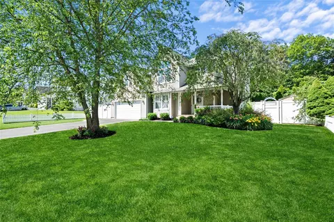 22 Tuthill Creek Dr, Patchogue, NY 11772