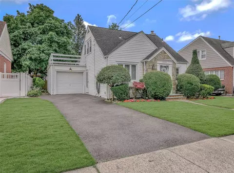 1742 W End Ave, North Hempstead, NY 11040