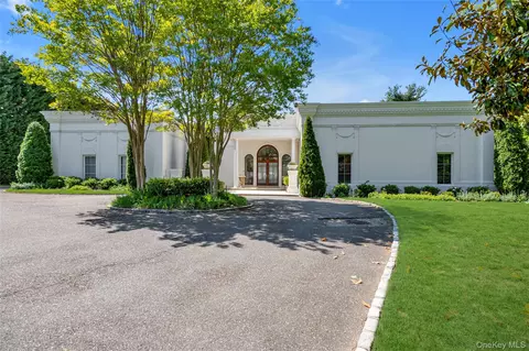 6 Hamptworth Dr, North Hempstead, NY 11024