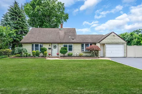 19 Buttercup Ln, Levittown, NY 11756