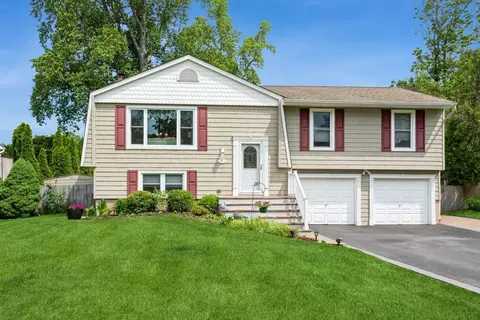9 Phyllis Ct, Kings Park, NY 11754