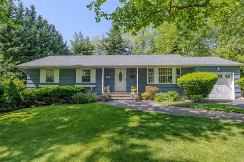40 Panorama Dr, Huntington, NY 11743