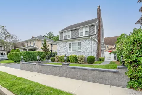 37 Keystone Pl, Hewlett, NY 11557