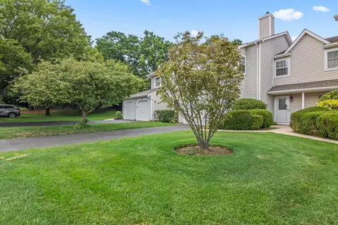 34 Thomas Ln, Setauket, NY 11733