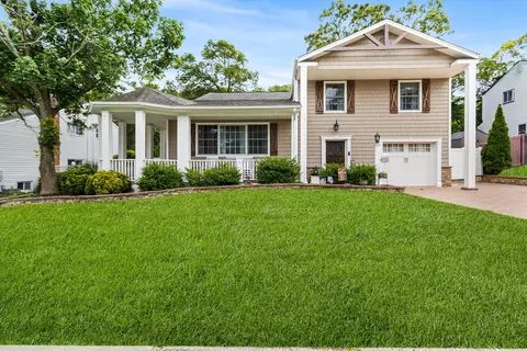 20 Palm St, Selden, NY 11784