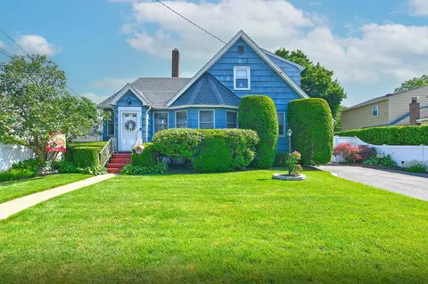 2405 Aberdeen St, East Meadow, NY 11554