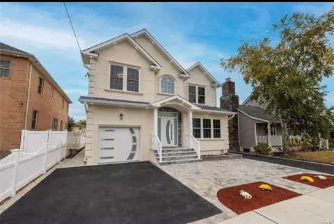 31 A Grove St, Hicksville, NY 11801