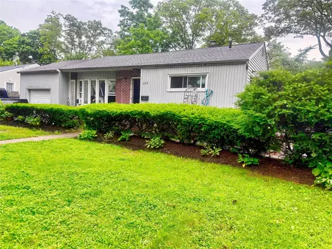 277 Phyllis Dr, Patchogue, NY 11772
