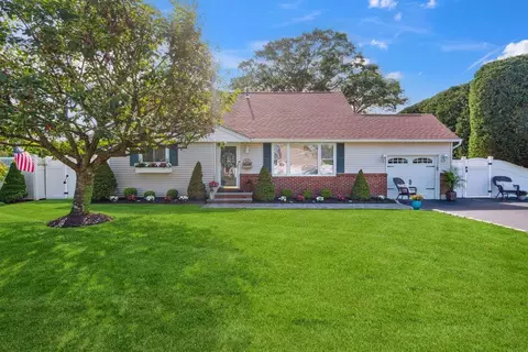 531 Myrtle Ave, West Islip, NY 11795