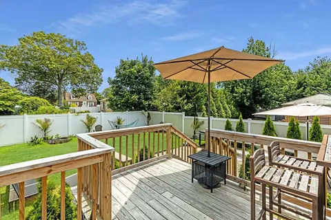 534 S 8th St, Lindenhurst, NY 11757