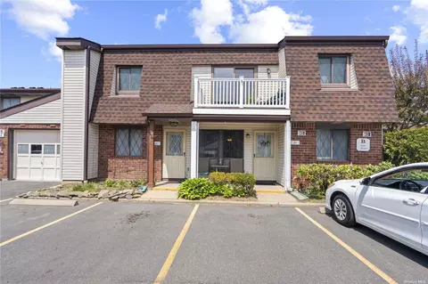 21 W Cambridge Dr SE #21, Copiague, NY 11726