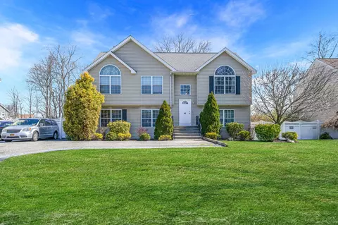 89 3rd Ave, Bay Shore, NY 11706