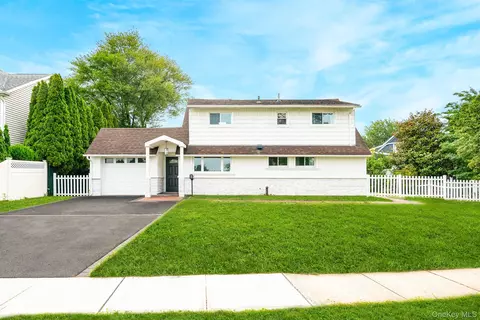 33 Ball Park Ln, Hicksville, NY 11801