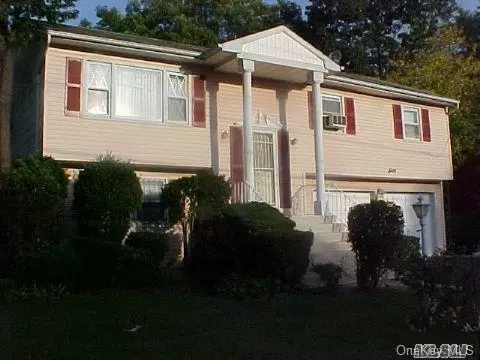 60 Dietz St, Central Islip, NY 11722