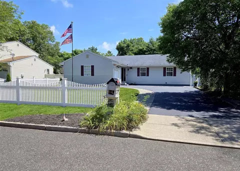 7 Sunset Dr, Bellport, NY 11713