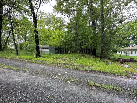 40 Ivory Ln, Wallkill, NY 10940