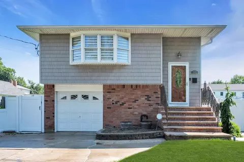 544 S 15th St, Lindenhurst, NY 11757